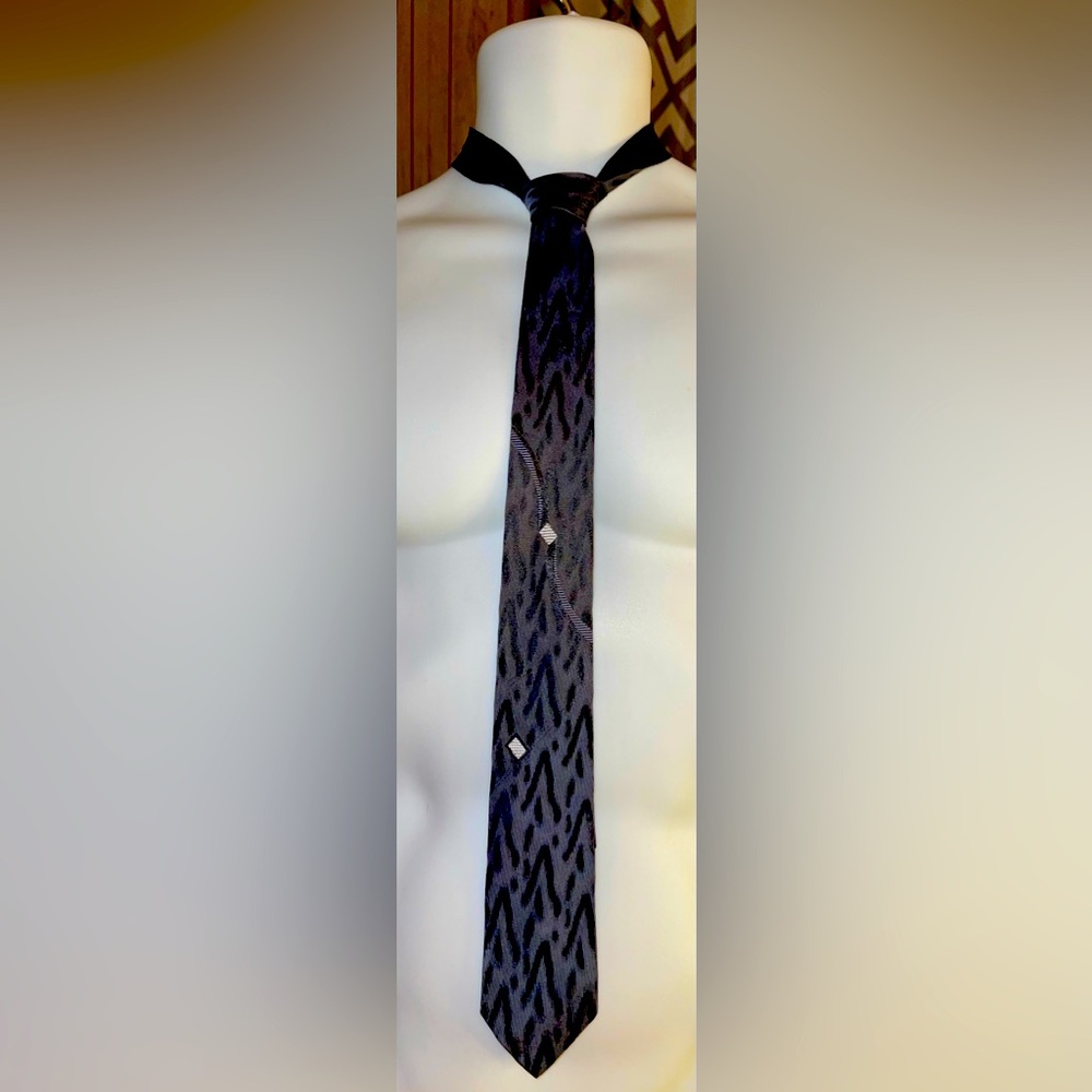 Vintage Hutzler’s Blue/Silver Men’s Necktie.  EUC 55” Length